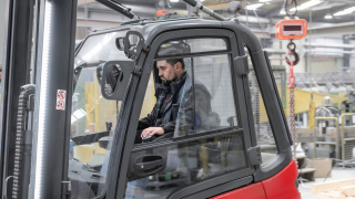Linde Steer Control özelliğine sahip Linde E30 forklift WDI Hammda kullanılıyor