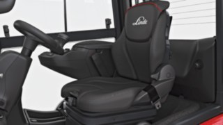 Yeni forkliftin sürücü koltuğu