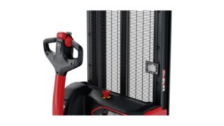 The creep speed function facilitates maneuvering in narrow aisles.