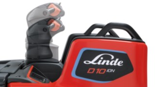 Linde MH’nin D10 FP’sinin yüksekliği ayarlanabilir kumanda kolu, ekipmanı sürücüye mükemmel bir şekilde adapte eder.