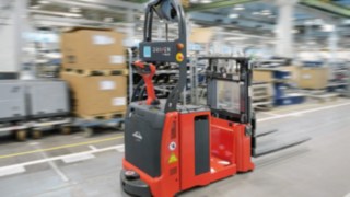 The automated L-MATIC AC pallet stacker from Linde Material Handling
