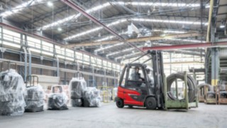 Linde Material Handling E30 electric forklift truck in operation