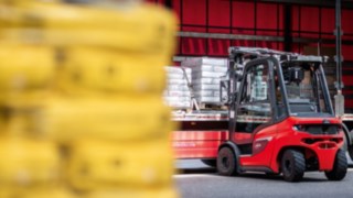 Linde forklift truck loading a truck