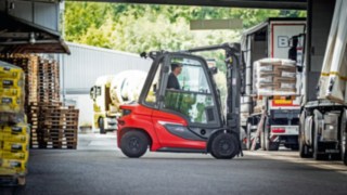 Bir depoda Linde forklift