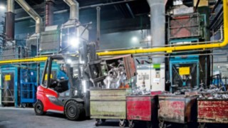Aydınlatma sistemlerine sahip LPG motorlu H20 - H35 forklift depoda görev yapıyor