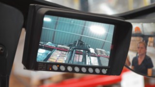 Linde reach truckların asansörüne monte edilen kamera sistemi, operatörün yükü rafa güvenli bir şekilde yerleştirmesine yardımcı olur.