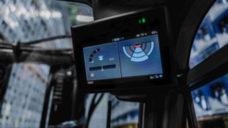 The driver receives visual warning signals via the 7-inch display