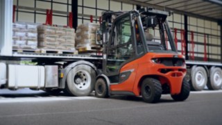 Bir kamyonu boşaltan yeni H20 dizel forklift