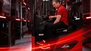 Ergonomik Linde MH reach forklifti Ri16 içinde çalışan operatörün yan görünümü.