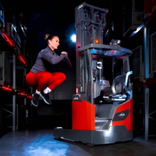 Linde reach forklifti Ri16’nın yanında yükseğe sıçrayan atlet.