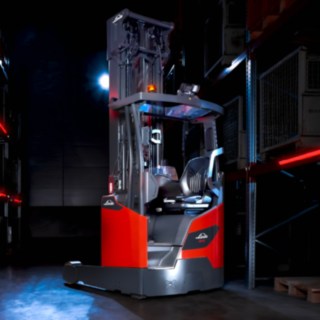 Aydınlatılmış depo ortamında Linde MH reach forklifti Ri16.